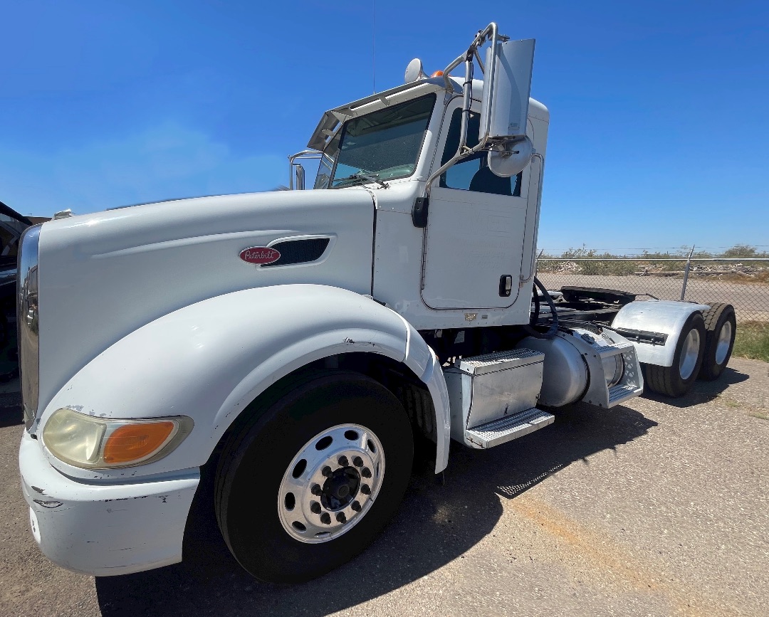 2009 PETERBILT 386 - Image 2
